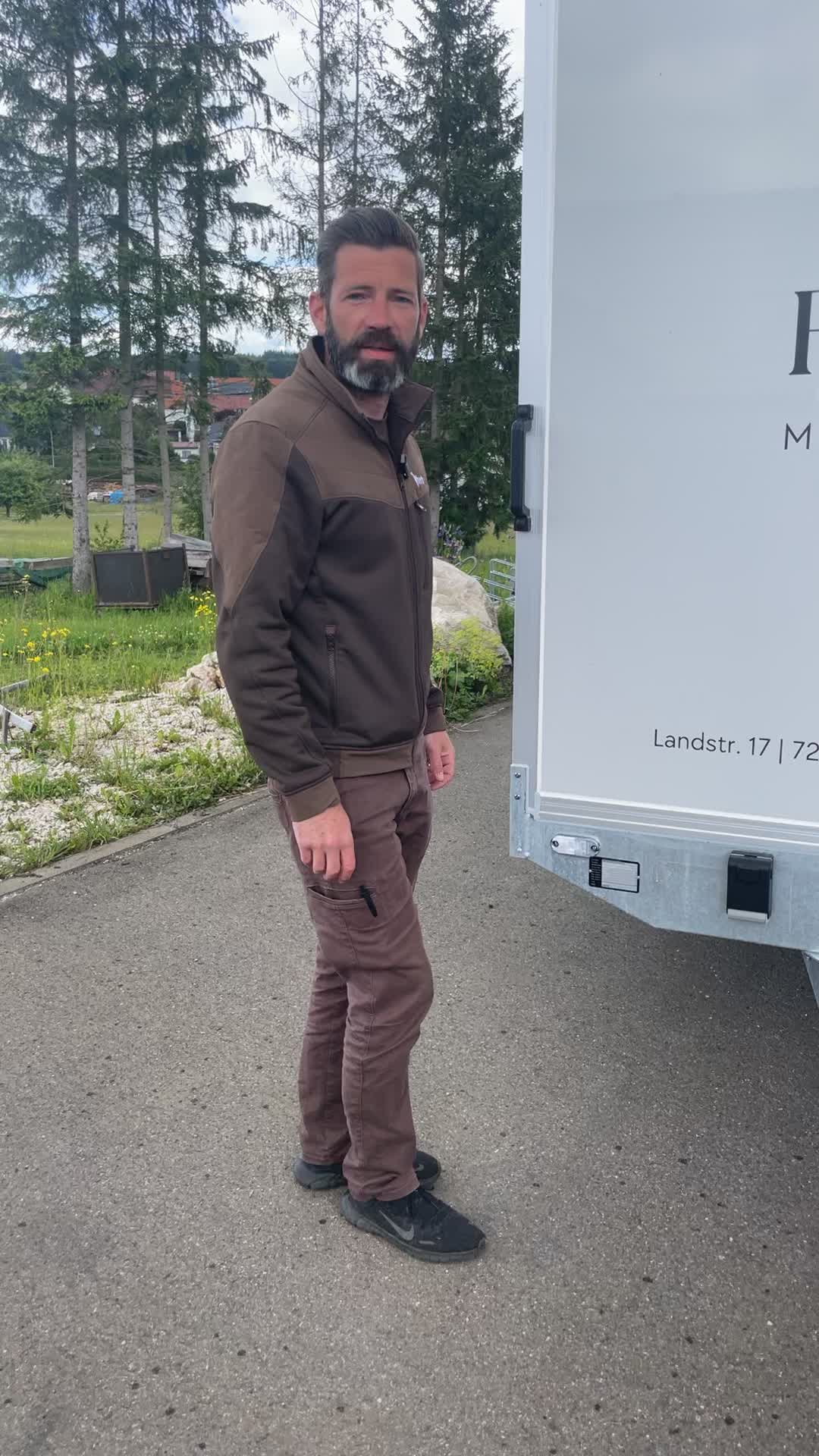 Michael neben dem RENTAL-IT Kofferanhänger