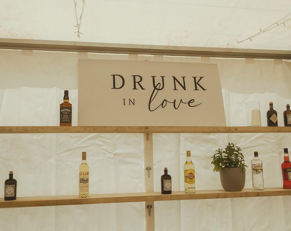 Holzschild „Drunk in Love“ aus dem RENTAL-IT Leihkatalog